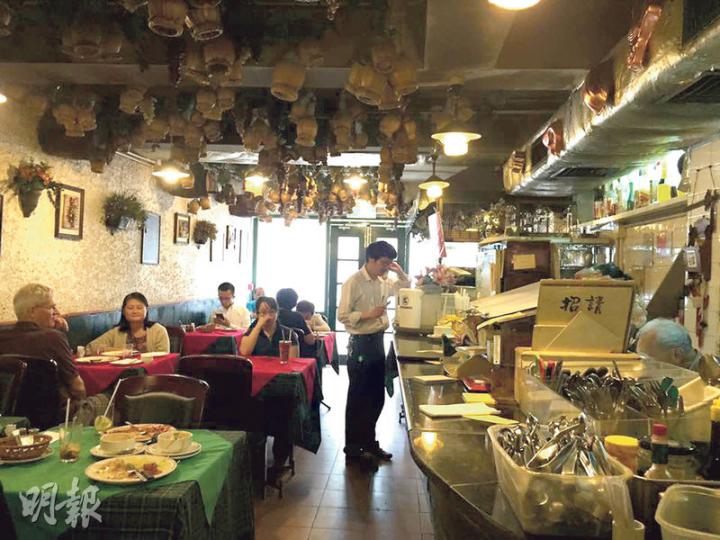 有40年歷史嘅元朗祖凡尼意大利餐廳噚日午市後結業，唔少街坊收到消息紛紛去到餐廳，「告別」自己嘅童年回憶。（劉嘉裕攝）
