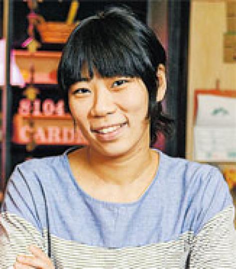 黃可喬（Mable）（攝影：黃志東）南乳燜齋——採用大孖醬園南乳、人和豆卜、本地老字號腐竹店支竹、雲耳、金針菜等，煮至入味。（攝影：黃志東）話梅淮山（私房菜菜式）——以么鳳話梅加入冰糖煮汁，煮滾後，加入淮山略焯後撈起，以保持淮山爽口感。（攝影：黃志東）八一○四生活盒子（攝影：黃志東）