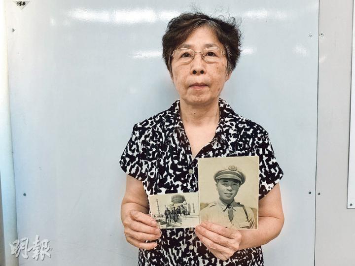 駝峰航線飛行報務員林汝良的女兒林平在香港接受訪問，手持亡父相片。（楊立贇攝）