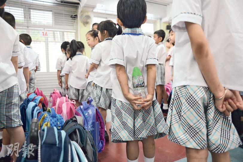 昨天是開學日，早前曾出現鉛水超標的浸信會天虹小學，有家長表示擔心，替子女準備食水回校。（鍾林枝攝）