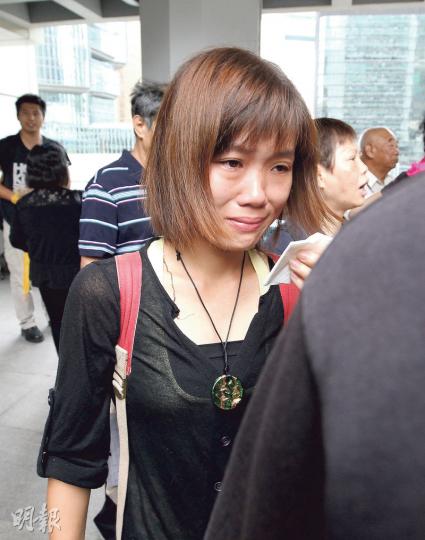 被告羅慧茵（圖）昨在法院外激動落淚，「我唔知律政司仲可以玩啲乜嘢，如果有真憑實據咪告我哋囉，唔好犯埋啲低級錯誤，同啲建制派離場一樣咁兒戲」。她透露，因本案面對不少壓力，但「我會叫自己唔好驚」。（林俊源攝）社民連、人民力量、學聯及民主黨等數十人，昨日早上遊行到律政司辦公室，他們不滿政府政治檢控示威者，又質疑涉嫌毆打曾健超的7名警員，以及被指佔領期間毆打市民的前警司朱經緯至今尚未被檢控。（林俊源攝）