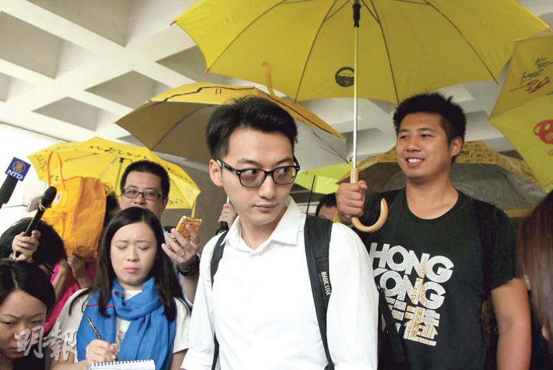 被告之一「四眼哥哥」鄭錦滿（左）昨於法院外表示，香港的實質公義已蕩然無存，認為本案判決只反映法庭的程序公義。他說，對本案持觀望態度，因為律政司可以提出上訴，或再控告他藐視法庭，對此他揚言「放馬過來」，強調會繼續勇武抗爭。（林俊源攝）
