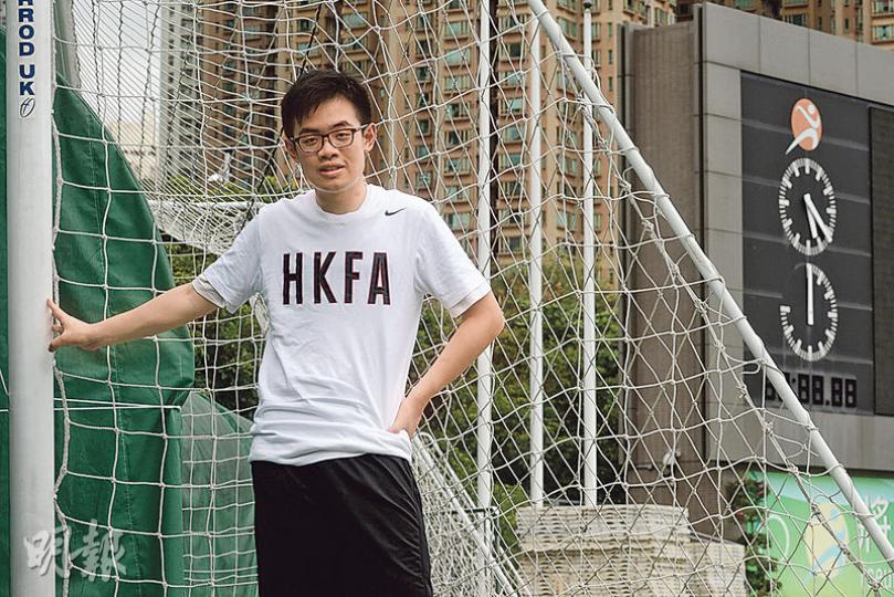 明天將北上撐港隊的球迷Sam認為，看香港隊比賽的氣氛能為他帶來歸屬感，他稱明天「其實有啲危險」，擔心若有香港球迷噓國歌會「返唔到落嚟」，但他將會繼續起立高叫「We are Hong Kong」口號，支持香港隊。（鍾林枝攝）