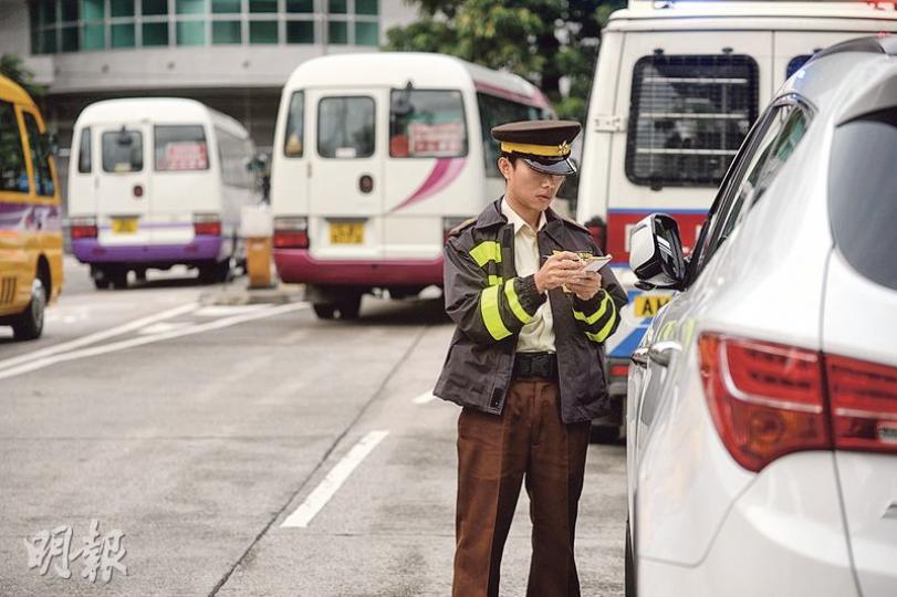 昨日是開學日，有交通督導員於九龍塘校區向違例泊車車主發出定額罰款通知書。（鍾林枝攝）交通總部行政科警司施德博提醒，違例泊車除阻塞緊急車輛通道，亦會阻礙市民過馬路視線，易生危險。（陳顥之攝）