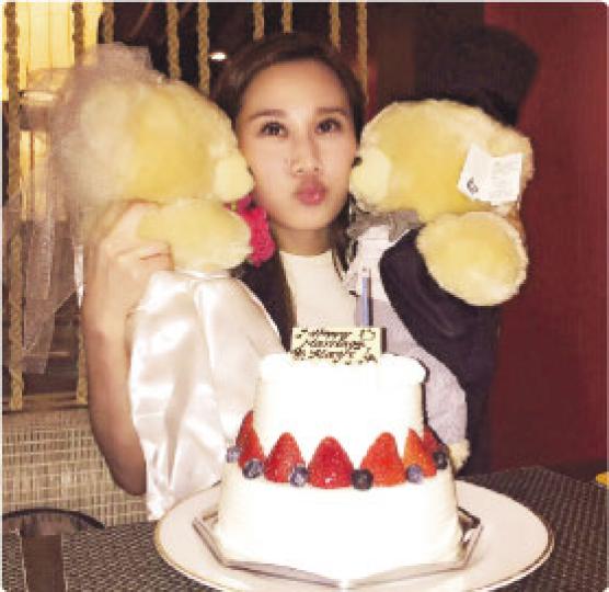 張嘉兒收熊公仔又收結婚蛋糕,未結婚已表現興奮。(微博圖片)湯洛雯(左起)、蔣家旻、朱千雪及岑杏賢為張嘉兒(中)舉行婚前派對。(微博圖片) 張嘉兒收熊公仔又收結婚蛋糕,未結婚已表現興奮。(微博圖片)湯洛雯(左起)、蔣家旻、朱千雪及岑杏賢為張嘉兒(中)舉行婚前派對。(微博圖片)