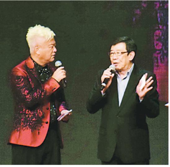 阿叻出名口才了得,但修哥也不示弱,兩人在台上舌戰一番。(攝影:梁迺楠)鄺美雲前晚主辦《抗戰勝利70周年晚會》,請來不少歌手獻唱助興。(攝影:梁迺楠) 阿叻出名口才了得,但修哥也不示弱,兩人在台上舌戰一番。(攝影:梁迺楠)鄺美雲前晚主辦《抗戰勝利70周年晚會》,請來不少歌手獻唱助興。(攝影:梁迺楠)