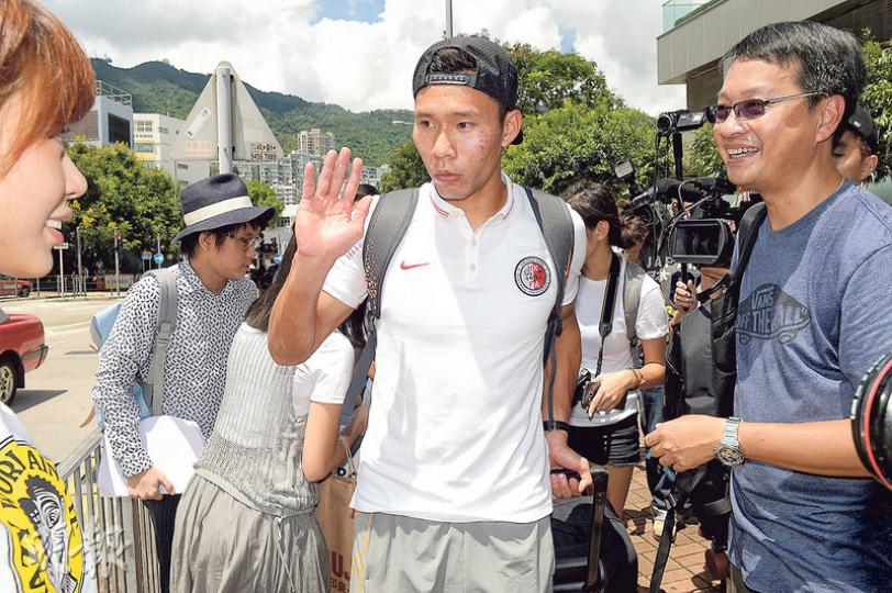 世界盃外圍賽「中港大戰」,港隊面對中國隊猛烈進攻,門將葉鴻輝(中)左飛右撲助港隊力保不失。港隊昨午回港,有「英雄輝」外號的葉鴻輝說「我唔係英雄」,強調其他球員付出很多,功勞不在他一人身上。(鍾林枝攝) 世界盃外圍賽「中港大戰」,港隊面對中國隊猛烈進攻,門將葉鴻輝(中)左飛右撲助港隊力保不失。港隊昨午回港,有「英雄輝」外號的葉鴻輝說「我唔係英雄」,強調其他球員付出很多,功勞不在他一人身上。(鍾林枝攝)