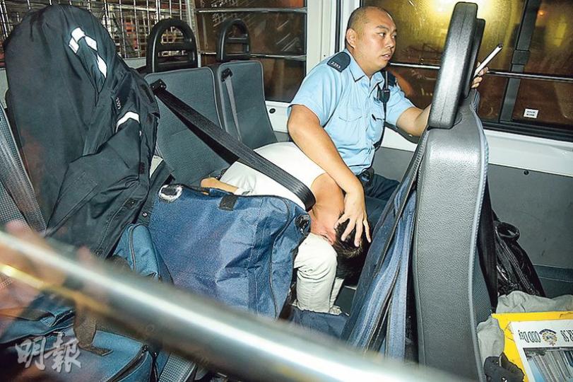 3名打劫的士被捕童黨,年齡僅為14歲至19歲,其中14歲疑犯自幼失去雙親照顧,疑無心向學及誤交損友致犯案。(蔡方山攝)牛頭角昨凌晨發生的士劫案,3名童黨假扮乘客打劫的士司機逃去,但迅即被警員拘捕;事後警員到案發現場調查。(蔡方山攝) 3名打劫的士被捕童黨,年齡僅為14歲至19歲,其中14歲疑犯自幼失去雙親照顧,疑無心向學及誤交損友致犯案。(蔡方山攝)牛頭角昨凌晨發生的士劫案,3名童黨假扮乘客打劫的士司機逃去,但迅即被警員拘捕;事後警員到案發現場調查。(蔡方山攝)