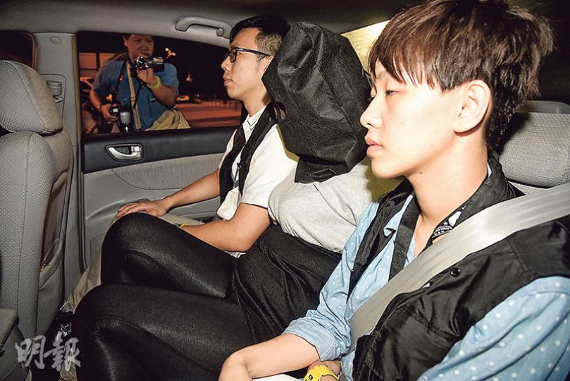 涉嫌販運10公斤氯胺酮及約1000粒「五仔」被捕的23歲女子（中），將要面對可能達30年以上的刑期。（蔡方山攝）