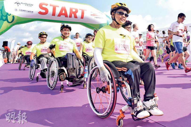 中環海濱昨舉行街馬活動,大會舉行多場賽事,當中「森林跑5公里」賽事設計配合長幼、視障、聽障及輪椅使用者需要,以傳揚社會共融信息。 (陳淑安攝)大會昨安排部分賽事在早上9時開賽,引起部分參賽者不滿,稱太遲開賽以致路面氣溫過高,影響表現。(陳淑安攝)中環海濱昨舉行「全城街馬」活動,以森林為主題,部分選手扮成各種動物,將森林感覺帶入市區。(陳淑安攝) 中環海濱昨舉行街馬活動,大會舉行多場賽事,當中「森林跑5公里」賽事設計配合長幼、視障、聽障及輪椅使用者需要,以傳揚社會共融信息。 (陳淑安攝)大會昨安排部分賽事在早上9時開賽,引起部分參賽者不滿,稱太遲開賽以致路面氣溫過高,影響表現。(陳淑安攝)中環海濱昨舉行「全城街馬」活動,以森林為主題,部分選手扮成各種動物,將森林感覺帶入市區。(陳淑安攝)
