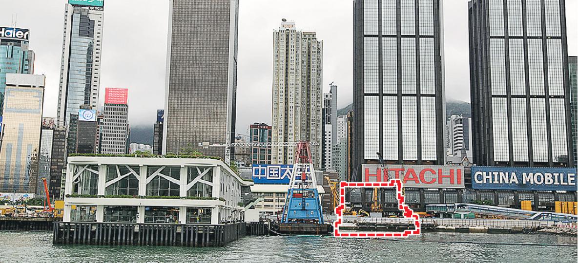 受中環灣仔繞道工程影響,新灣仔碼頭(白色建築)去年8月由舊址(虛線圖)遷往現址,但由於周邊配套欠奉,天星小輪每日平均人次跌逾兩成,並促請規劃署興建行人天橋直達碼頭。(郭慶輝攝)天星小輪面對人手短缺問題,年屆60歲的總船長榮哥(戴帽者)近月再度與公司簽約,第二度延後退休。背後的天星小輪事務經理梁瑞堅說,水手薪金低令年輕人卻步。(郭慶輝攝) 受中環灣仔繞道工程影響,新灣仔碼頭(白色建築)去年8月由舊址(虛線圖)遷往現址,但由於周邊配套欠奉,天星小輪每日平均人次跌逾兩成,並促請規劃署興建行人天橋直達碼頭。(郭慶輝攝)天星小輪面對人手短缺問題,年屆60歲的總船長榮哥(戴帽者)近月再度與公司簽約,第二度延後退休。背後的天星小輪事務經理梁瑞堅說,水手薪金低令年輕人卻步。(郭慶輝攝)
