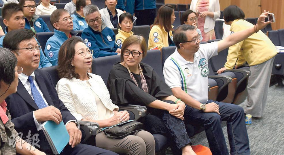 公大科技學院榮譽教授、兒科醫生李家仁(前排右一)噚日出席公大活動,撞到特首夫人梁唐青儀(前左二)同校長黃玉山(前左一),作為好潮嘅小明,梗係要selfie一下。(陳淑安攝) 公大科技學院榮譽教授、兒科醫生李家仁(前排右一)噚日出席公大活動,撞到特首夫人梁唐青儀(前左二)同校長黃玉山(前左一),作為好潮嘅小明,梗係要selfie一下。(陳淑安攝)