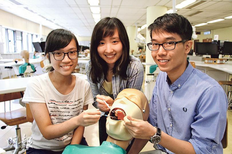 港大牙醫學院今年收54人,其中3人來自香港及英國學校。黃海旋(左)兒時有哨牙,經牙醫幫助後信心增加。梁樂珩(中)冀成為牙醫後可令更多港人展現笑容。鄭宇軒(右)則希望提升港人口腔健康意識。(陳柔雅攝) 港大牙醫學院今年收54人,其中3人來自香港及英國學校。黃海旋(左)兒時有哨牙,經牙醫幫助後信心增加。梁樂珩(中)冀成為牙醫後可令更多港人展現笑容。鄭宇軒(右)則希望提升港人口腔健康意識。(陳柔雅攝)