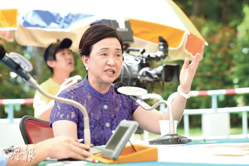 民主黨主席劉慧卿昨在港台《城市論壇》表示,市民支持民主黨與中央官員見面,強調民主黨堅定代表香港市民利益。(陳淑安攝) 民主黨主席劉慧卿昨在港台《城市論壇》表示,市民支持民主黨與中央官員見面,強調民主黨堅定代表香港市民利益。(陳淑安攝)
