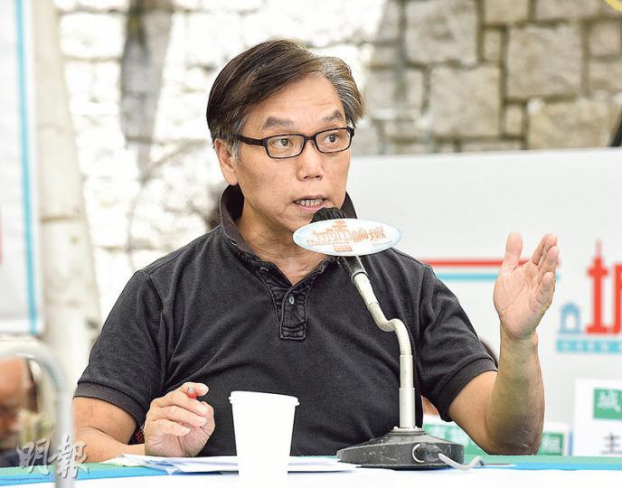 在政改期間因為發起聯署支持有條件「袋住先」,被民主黨革除黨籍的黃成智(圖),昨在港台節目《城市論壇》表示,民主黨開除他的黨籍是錯的決定。(陳淑安攝) 在政改期間因為發起聯署支持有條件「袋住先」,被民主黨革除黨籍的黃成智(圖),昨在港台節目《城市論壇》表示,民主黨開除他的黨籍是錯的決定。(陳淑安攝)