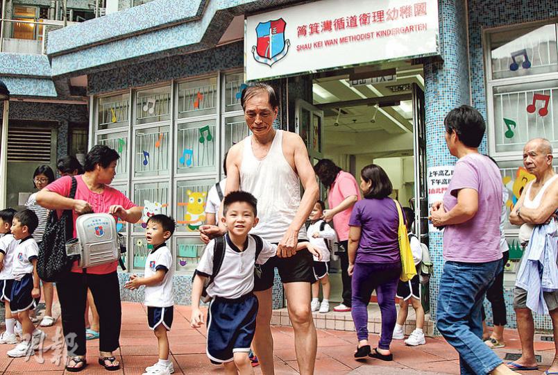 筲箕灣循道衛理幼稚園全日班學費增加四成至39,336元，校長霍少鳳說，該校超過5年沒加學費，「去年蝕得多，教育局才批（加學費）」，故今年的加幅較大，但通脹厲害，預料「加完都要蝕」。（林俊源攝）