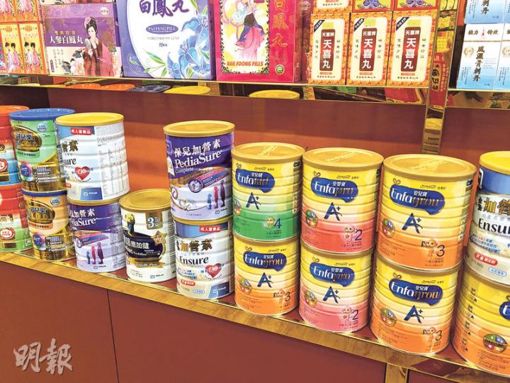 記者以顧客身分向旺角區10間藥房查詢奶粉供應，當中大部分貨源充足，僅兩間缺貨，均缺美素佳兒及美贊臣1至3號嬰幼兒奶粉。（王丹麟攝）