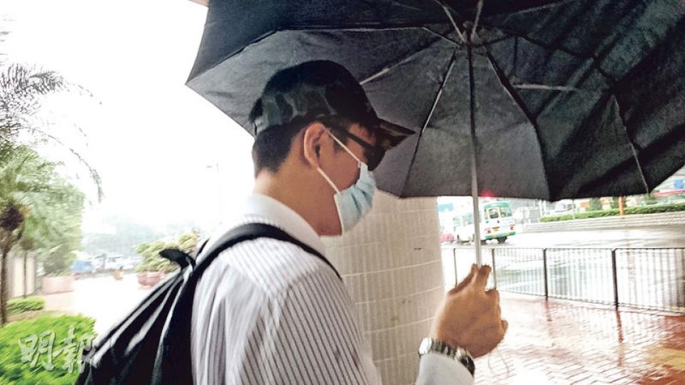 文員郭匡文原被控兩項有犯罪意圖而取用電腦罪。他昨獲撤銷控罪，改以自簽守行為方式處理。（張梓鈴攝）