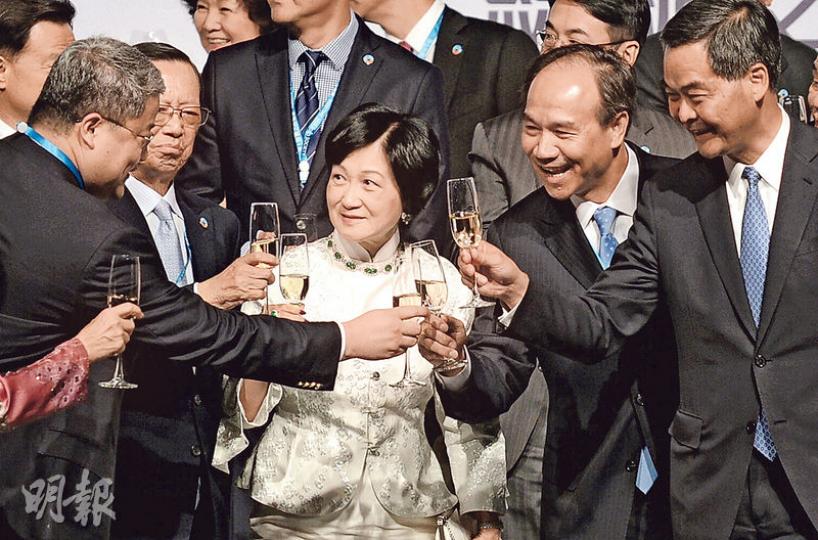 新民黨主席葉劉淑儀（右三）牽頭成立海上絲綢之路協會，找來富商、社團代表加入，昨日成立典禮，特首梁振英（右一）、港澳辦副主任周波（右二）及中聯辦主任張曉明等都有出席。（鍾林枝攝）