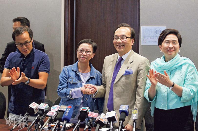 泛民主派昨日舉行第二次集思會,公民黨黨魁梁家傑(右二)亦正式卸任「泛民飯盒會」召集人一職,來屆的召集人由工黨何秀蘭(右三)擔任。「泛民飯盒會」亦會正名為「泛民會議」。(郭慶輝攝) 泛民主派昨日舉行第二次集思會,公民黨黨魁梁家傑(右二)亦正式卸任「泛民飯盒會」召集人一職,來屆的召集人由工黨何秀蘭(右三)擔任。「泛民飯盒會」亦會正名為「泛民會議」。(郭慶輝攝)