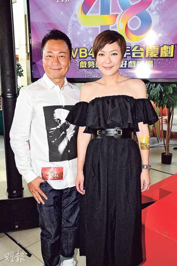 黎耀祥(左)與田蕊妮(右)互笠高帽,於《無雙譜》大鬥演技。(攝影:梁迺楠)萬綺雯(右)表示會動員全家投歐陽震華(左)一票。(攝影:梁迺楠)岑麗香Deep V示人成功搶鏡。(攝影:梁迺楠) 黎耀祥(左)與田蕊妮(右)互笠高帽,於《無雙譜》大鬥演技。(攝影:梁迺楠)萬綺雯(右)表示會動員全家投歐陽震華(左)一票。(攝影:梁迺楠)岑麗香Deep V示人成功搶鏡。(攝影:梁迺楠)