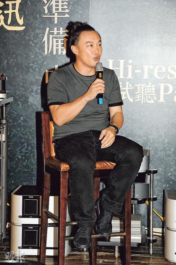 陳奕迅為新碟舉行試聽派對,他大爆自己是「喇叭哥」,叫大家不要告訴他任何事,因為他會傳開去。(攝影:孫華中) 陳奕迅為新碟舉行試聽派對,他大爆自己是「喇叭哥」,叫大家不要告訴他任何事,因為他會傳開去。(攝影:孫華中)