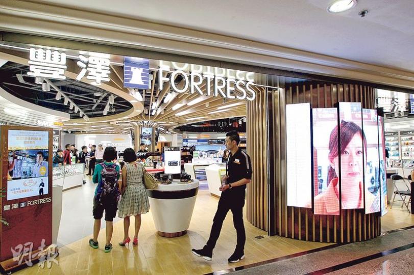 豐澤總經理區文慧表示，雖然今次內地和香港同步發售iPhone 6s，預計新iPhone 銷售仍佳。（郭慶輝攝）