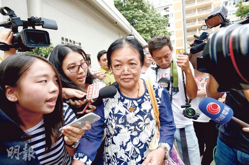 肖友懷（懷仔）外婆周紹璇（圖中）涉嫌協助及教唆他人違反逗留條件，昨日到入境處遭正式落案起訴，其後由入境處人員押送到土瓜灣檢控組調查。（黃志東攝）