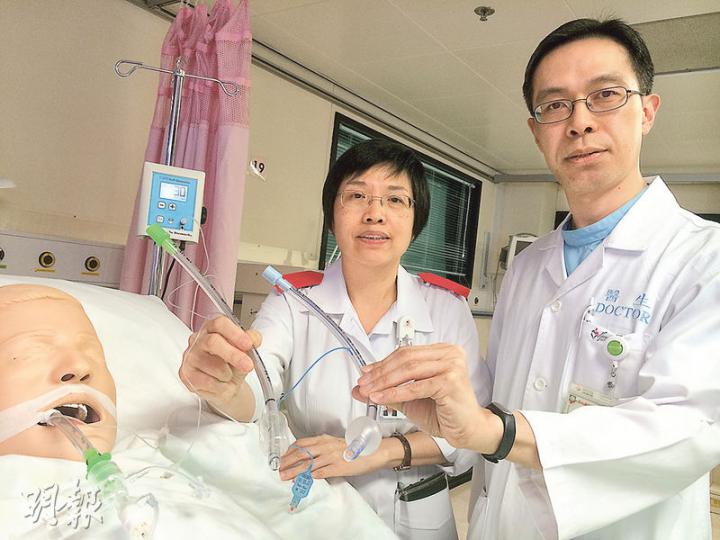 東區醫院深切治療部副顧問醫生劉俊穎（右）手持的新款呼吸機氣喉，其「超薄膜」氣囊厚度為10微米，較該院深切治療部顧問護師蘇杏梅（左）手持的舊款氣囊薄至少八成。（梁杏怡攝）
