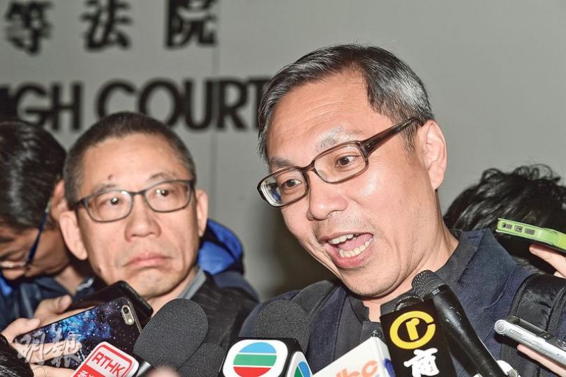 案發時分別任職蘋果日報及爽報總編輯的張劍虹（右）及李彭基（左），昨被判罰款後於法院外會見記者。張表示尊重法庭判決，並承認自己把關不力，「就算公司唔懲處，自己都要反省」，又稱會汲取教訓。他認為律政司「唔應該告記者」，因為記者不是有權決定出版的人，決策權在總編輯手上。（鄧宗弘攝）蘋果日報社長葉一堅（圖）昨現身高院，旁聽蘋果日報及爽報藐視法庭案件的判刑，全程笑容滿面。（李紹昌攝）同樣被控藐視法庭的兩名蘋果日報記者陸羽平（後）與羅日昇（前），原定昨日向法庭申請撤銷律政司獲准起訴他們的許可，但兩人最終決定