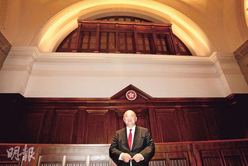 終審法院首席法官馬道立昨化身「導賞員」，向傳媒介紹前身為立法會議事廳的終審法庭，並大讚新法庭較以往大得多，設施亦更完善。他高興地說，終審法院終於「回家」，稱這幢大樓重歸司法用途，「對今日社會好有意義，因為呢個大樓代表香港嘅法治」。（李紹昌攝）