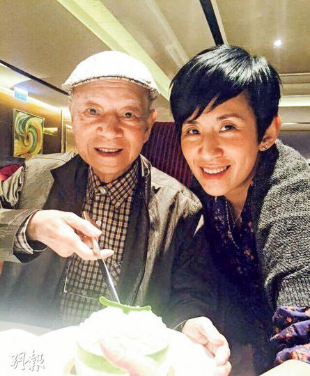 「六合彩之父」夏春秋年屆84歲，繼續龍精虎猛，難怪君如讚爸爸勁！（微博圖片） 冬叔獲冬嬸、女兒吳君如、女婿陳可辛等家人為他慶祝生日。（微博圖片） 江美儀與男友吳君祥肉緊嘴對嘴，sweet到爆！（微博圖片）