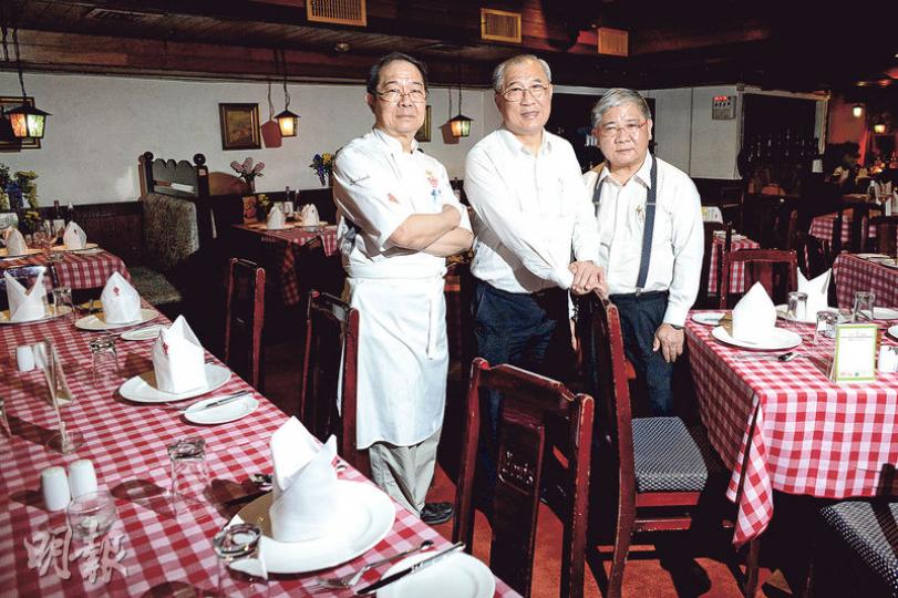 有41年歷史的灣仔「樂意扒房」因不敵貴租，計劃明年結業，老闆楊大程（左起）、楊大華及楊大龍昨特別召開記者會交代結業原因。（鍾林枝攝）樂意扒房的馳名招牌菜包括花膠扒（左）及頂級美國Prime Grade牛扒（右）。（鍾林枝攝）據老闆說，周星馳在店內備有兩隻專用酒杯（中排前兩隻）。（鍾林枝攝）