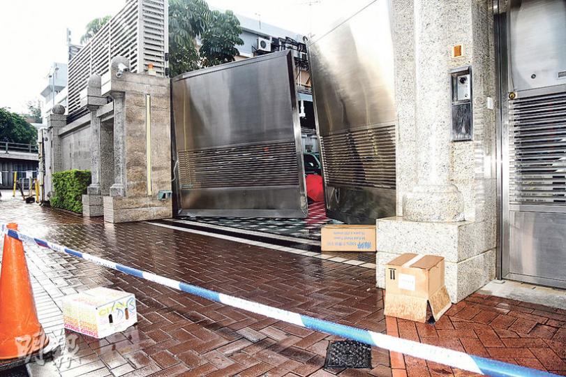 九龍塘森麻實道4號一幢獨立屋昨晨遭人駕車撞閘，並遺下武器恐嚇；根據資料，涉事獨立屋由「鞋王」鄺海鑾出任董事的公司持有，警方正追緝疑犯及其犯案動機。（蔡方山攝）警員在偷車撞閘現場調查，檢獲相信是疑犯刻意遺下作警告的利刀。（蔡方山攝）