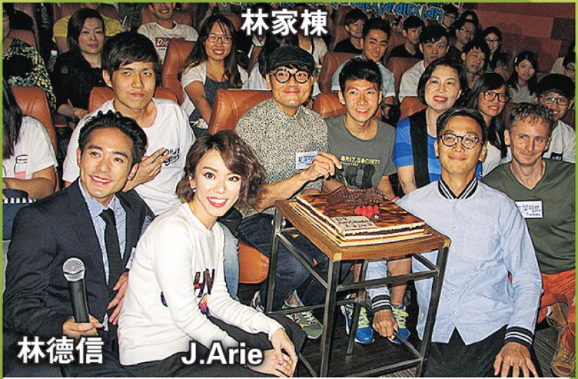 林家棟在戲院切蛋糕慶生。（攝影/記者﹕柯美）