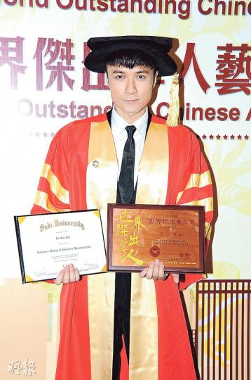 古巨基獲法國北歐大學頒授榮譽商管博士及獲「世界傑出華人獎」，雙喜臨門！（攝影：鍾偉茵）Lorraine低調撐老公基仔，兩人未有合照。（攝影：鍾偉茵）