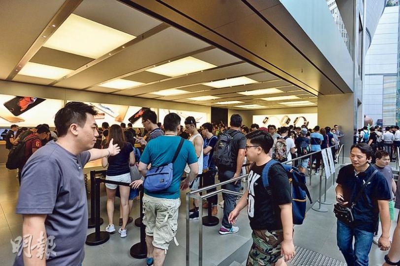iPhone 6s手機昨晨8時在全港3間蘋果店正式開售，其中銅鑼灣希慎廣場的蘋果店外，開售一刻人龍多達數百，需要「打蛇餅」及由職員維持秩序。（鄧宗弘攝）在中環IFC店取得兩部6s 64GB手機的炒家黃先生表示，去年剛出店門即被收機者重重包圍，但今年「門口無人」，唯有到旺角先達問價，但發現回收價低於預期，更有手機店開價只比原價多2元至12元，「估唔到有啲咁嘅價」，望着手機顯得一臉失落。但他向記者稱「唔緊要」，反正用信用卡訂機已賺了回贈。（林智傑攝）兩名少女（背向鏡頭者）昨日一早到銅鑼灣蘋果店排隊領