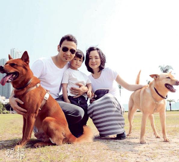 Soler成員Dino與老婆Nancy的三口之家，已變成一家四口，認真幸福！（微博圖片）Dino大仔親親細佬，非常溫馨。（微博圖片）