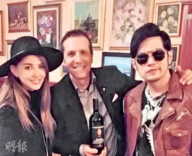 周董與老婆昆凌在米蘭跟餐廳老闆合照。（微博圖片）