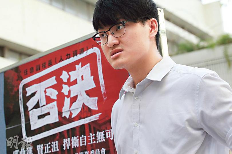 香港大學學生會會長馮敬恩昨在校園派發單張，呼籲同學參與修改大學條例的討論，他表示現時不想對事件作任何回應。（郭慶輝攝）