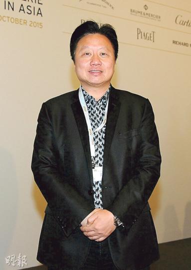 鄧鉅明連續兩日現身「2015 Watches & Wonders」會場,透露已跟數百名中、港、海外客人交流。(攝影:鍾偉茵) 鄧鉅明連續兩日現身「2015 Watches & Wonders」會場,透露已跟數百名中、港、海外客人交流。(攝影:鍾偉茵)