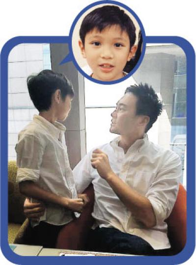 張智霖攬着兒子魔童密密斟,網民大讚同穿白色恤衫的兩父子好帥。(微博圖片) 張智霖攬着兒子魔童密密斟,網民大讚同穿白色恤衫的兩父子好帥。(微博圖片)