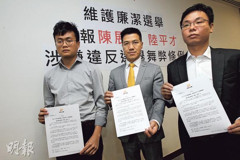 新民主同盟向廉署報案，該黨立法會議員范國威（中）表示，懷疑有人以「脅迫」手段要成員黎銘澤（左）及呂文光（右）棄選區議會。（李紹昌攝）