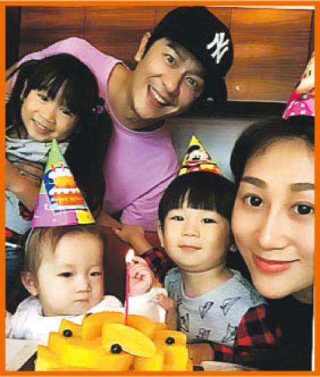 陳浩民46歲生日，有3個小寶寶及老婆相伴慶祝，幸福滿瀉。（微博圖片）細女若嫣萌爆，令陳浩民與太太蔣麗莎開心不已。（微博圖片）