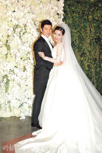 黃曉明與Angelababy昨晚在上海舉行婚宴，中、港、台、日四地均有明星到賀，場面非常盛大！（攝影：林祖傑、孫華中）李冰冰與倪妮分別當Baby的伴娘和姊妹。（攝影：林祖傑、孫華中）舒淇擺出心形圖案，祝福一對新人甜蜜蜜﹗（攝影：林祖傑、孫華中）趙薇帶住王菲女兒竇靖童到場。（攝影：林祖傑、孫華中）李亞鵬與胡軍結伴到場。（攝影：林祖傑、孫華中）林志玲穿上旗袍現身，十分高貴。（攝影：林祖傑、孫華中）水原希子騷長腿到賀。（攝影：林祖傑、孫華中）四太梁安琪和女兒何超欣。（攝影：林祖傑、孫華中）林心如（攝影