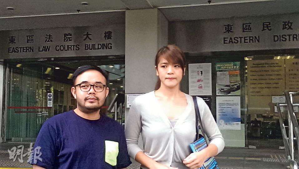 龍小菌(右)昨日獲撤銷控罪後離開法院,經理人邵子風(左)指現在全公司都沒有人被控告,可能會吃飯慶祝。(章淑廉攝) 龍小菌(右)昨日獲撤銷控罪後離開法院,經理人邵子風(左)指現在全公司都沒有人被控告,可能會吃飯慶祝。(章淑廉攝)