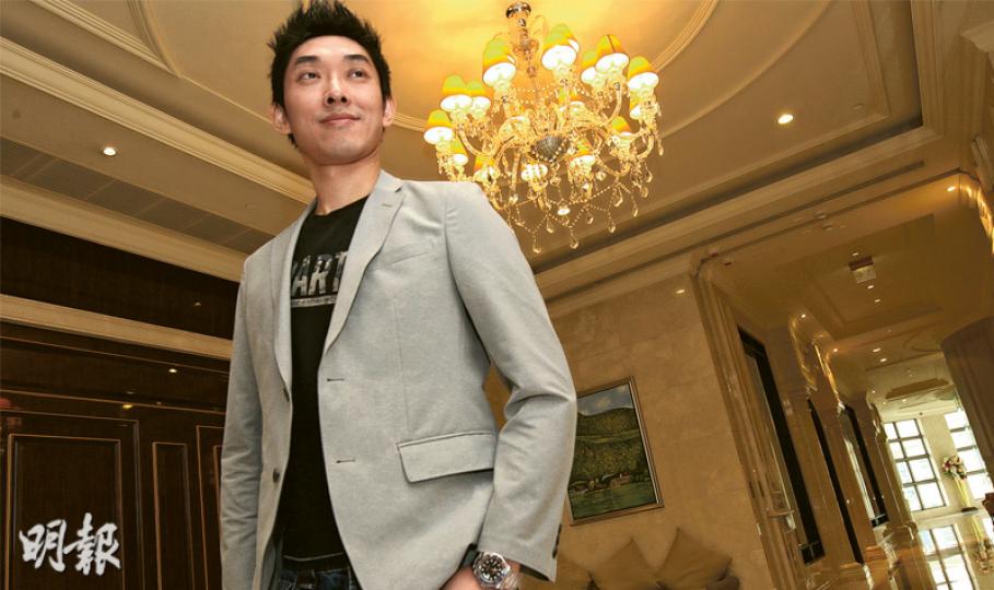 中文補習「天王」張欣欣（圖）應記者要求擺出當年拍攝補習社廣告海報的動作，他透露，當年曾向任職的補習社借款逾200萬元以付廣告費。（李紹昌攝）本報記者日前到尖沙嘴遵理分校觀察，正等候上林溢欣（圖左海報）課堂的同學為數不少，由大廈的1樓排隊到4樓，當中不少為名校生。（樊銳昌攝）