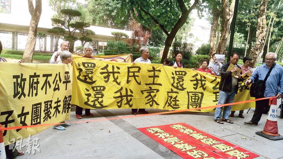 甘浩望神父（右一）帶領爭取子女居港權家長協會嘅家長，喺終審法院門外請願。（謝美琳攝）