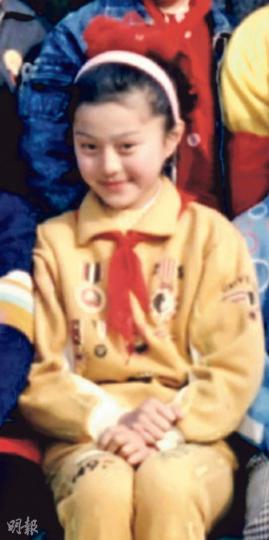 范冰冰童年時已是美人胚子,被男友李晨大讚45度低頭拍照好可愛。(微博圖片) 范冰冰童年時已是美人胚子,被男友李晨大讚45度低頭拍照好可愛。(微博圖片)