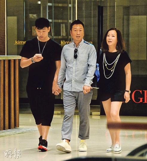 黎耀祥右手拖着囝囝、左手拖着老婆在中環逛商場,見到記者更親切打招呼。(攝影﹕鍾偉茵) 黎耀祥右手拖着囝囝、左手拖着老婆在中環逛商場,見到記者更親切打招呼。(攝影﹕鍾偉茵)